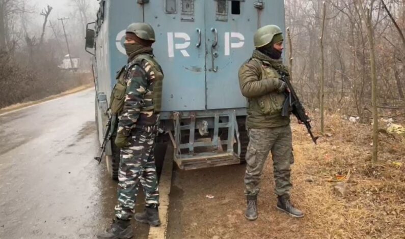 Central Kashmir: Two Cops Injured as encounter breaks out in Panthachowk Central Kashmir: Two Cops Injured as encounter breaks out in Panthachowk