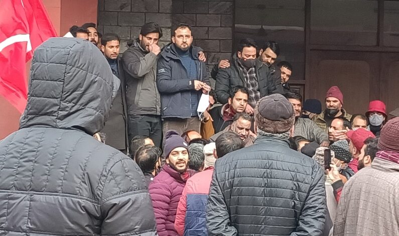 Despite Abdullah’s, Mehbooba under house arrest, NC and PDP stage protest against Delimitation Commission move Despite Abdullah’s, Mehbooba under house arrest, NC and PDP stage protest against Delimitation Commission move