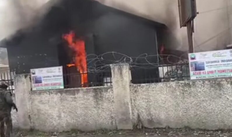 Massive Fire Broke  Out Inside ’Sherwani Hall’ in Baramulla