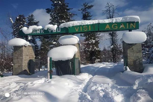 Snow yet to be cleared from Doodhpathri road, tourists return back, locals aghast