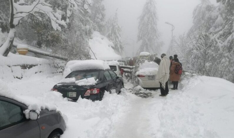 Massive snowfall claims 21 lives in north Pakistan