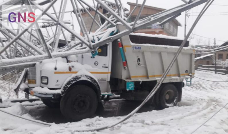 2 Vehicles Damaged As PDD Transmission Tower Collapses Due to Snowfall in Balhama Srinagar