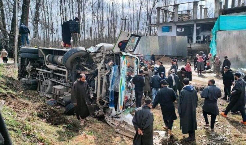 Several Persons Injured in Pattan Road Mishap