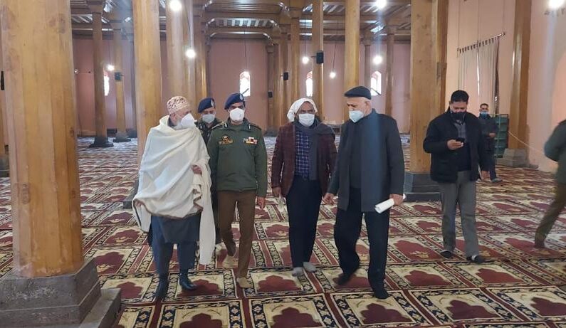 Div-Com, IGP Kashmir Visits Jamia Masjid: Likely Friday Prayers allowed to be at Historic Mosque