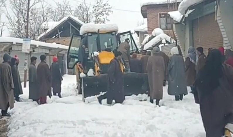 Heavy snowfall: Many patients shifted to hospital on shoulder, in JCBs in south Kashmir Heavy snowfall: Many patients shifted to hospital on shoulder, in JCBs in south Kashmir