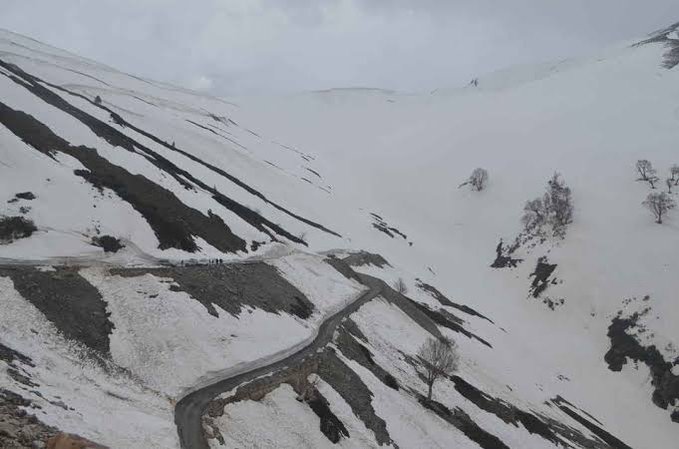 Srinagar-Leh Highway, Mughal Road Closed Amid Snowfall