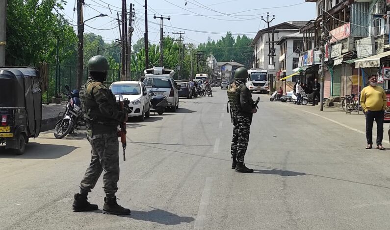Two Pak militants killed in Srinagar Encounter, 2 cops, 1 CRPF trooper injured: Police