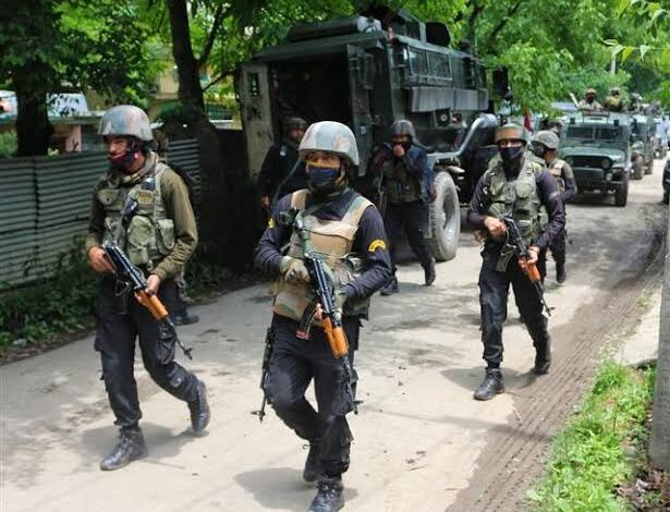 Militant killed, Two Armymen, Cop injured in Baramulla Gunfight