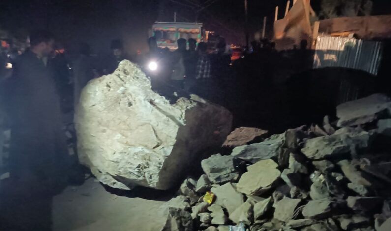 Rockslide blocks Srinagar-Leh highway, six families had a close shave Rockslide blocks Srinagar-Leh highway, six families had a close shave