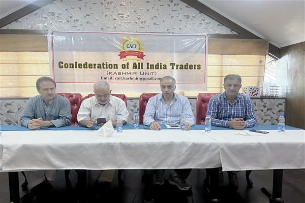 Trade body CAIT holds meeting with district traders in Kashmir