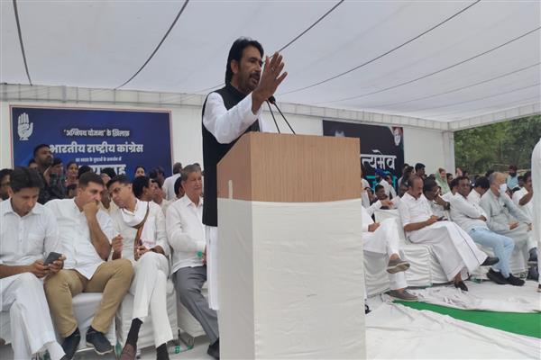 JKPCC President, G.A.Mir addresses Party leaders at Jantar Mantar