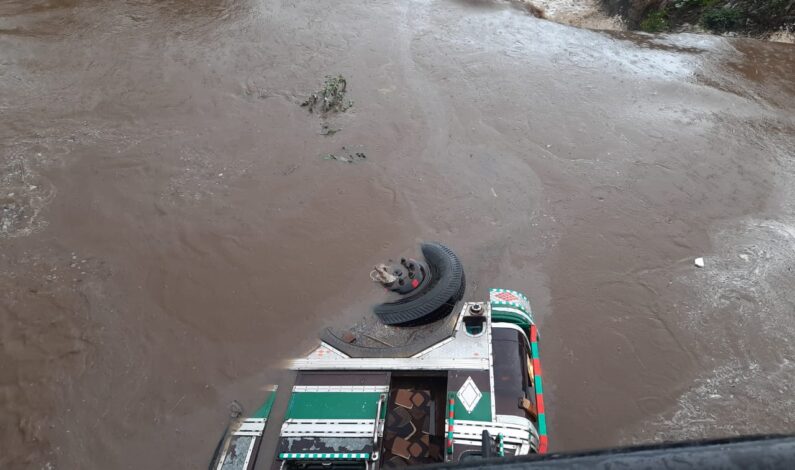 Driver, Conductor Escape Unhurt As Truck Plunges Into Nallah In Ajas Bandipora Driver, Conductor Escape Unhurt As Truck Plunges Into Nallah In Ajas Bandipora