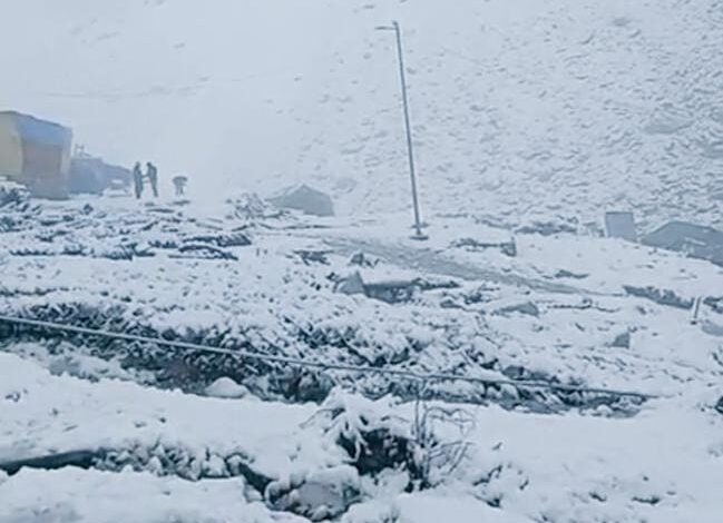 Sgr-Leh road closed after fresh snowfall at Zoji La Pass