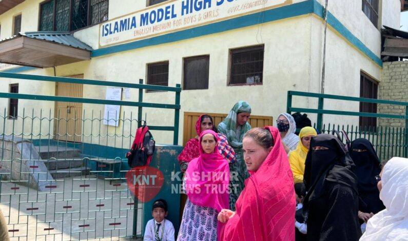 Authorities in Srinagar shut school without informing parents, students
