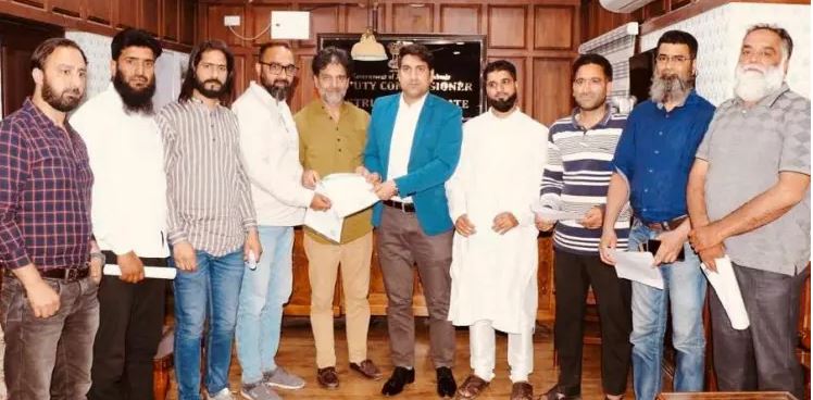 Shahr-e-Khaas Traders delegation calls on DC Srinagar, submit their charter of demands