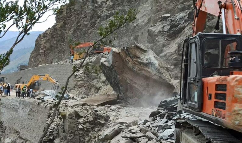 Landslide blocks Srinagar-Jammu highway, traffic suspended