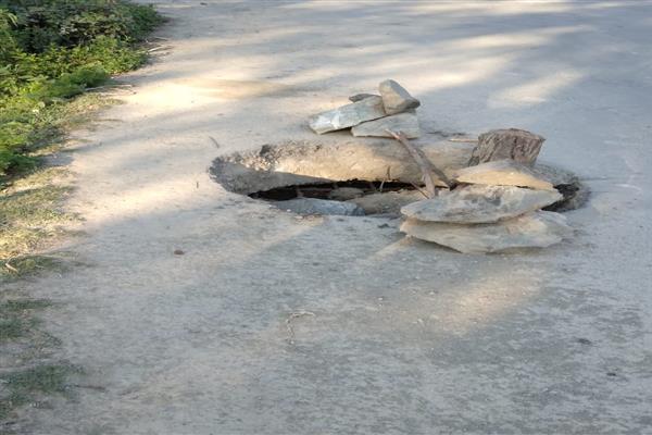 Inhabitants rue bad condition of Gangbugh-Laloo-Narkara road in Srinagar outskirts