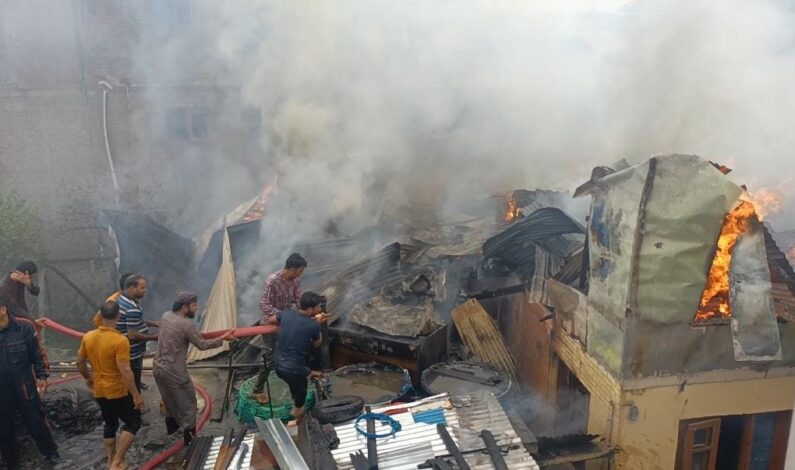 Darul Uloom, two houses damaged in fire in Khaniyar Srinagar Darul Uloom, two houses damaged in fire in Khaniyar Srinagar