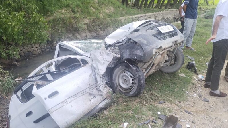 5 Persons Injured As 2 Cars Collide Along Highway in Kupwara