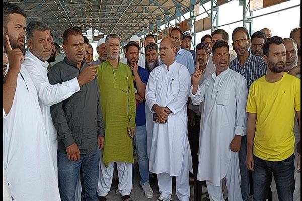 Sopore fruit growers protest over stoppage of fruit laden trucks on Srinagar- Jammu highway