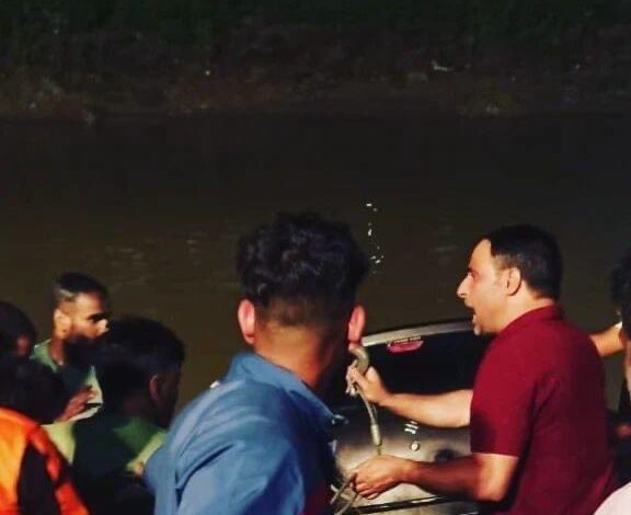 Woman Killed, Another Injured After Car Plunges Into Doodhganga Stream in Barzulla Woman Killed, Another Injured After Car Plunges Into Doodhganga Stream in Barzulla