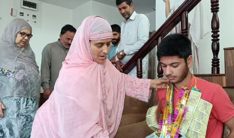 Shopian fruit businessman’s son bags 10th rank at NEET UG-2022 Shopian fruit businessman’s son bags 10th rank at NEET UG-2022