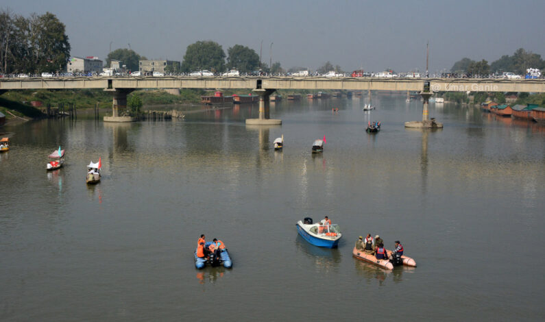Urs of Syed Qamar-ud-Din Bukhari (RA): LG flags off fleet of boats, shikaras from Zero Bridge to Gbl Urs of Syed Qamar-ud-Din Bukhari (RA): LG flags off fleet of boats, shikaras from Zero Bridge to Gbl
