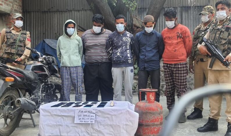 Police bust a gang of thieves in Srinagar, recover stolen vehicle, bike, cell phones Police bust a gang of thieves in Srinagar, recover stolen vehicle, bike, cell phones