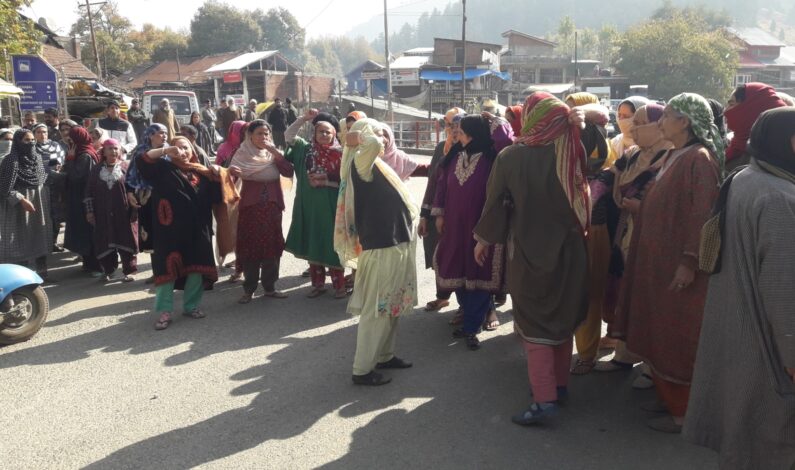 Achabal family stages protest, allege daughter’s ‘murder by in-laws’ Achabal family stages protest, allege daughter’s ‘murder by in-laws’