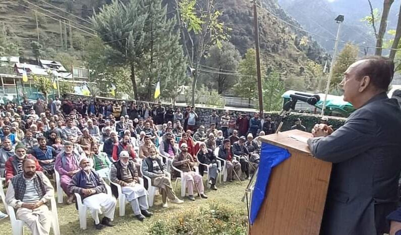 Azad demands reopening of Teetwal crossing points, resumption of LOC trade to boost employment in border areas Azad demands reopening of Teetwal crossing points, resumption of LOC trade to boost employment in border areas