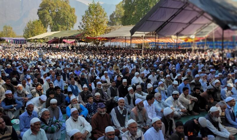 Devotees throng Hazratbal shrine on Friday following Eid-Milad-un-Nabi (SAW) Devotees throng Hazratbal shrine on Friday following Eid-Milad-un-Nabi (SAW)