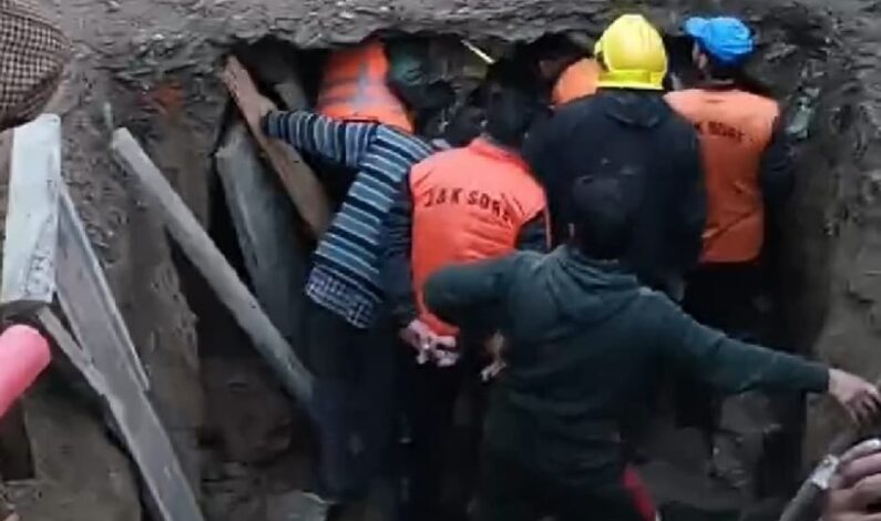 Minor Boy Falls Into Well, Another Person Trying To Rescue Him Also Gets Trapped