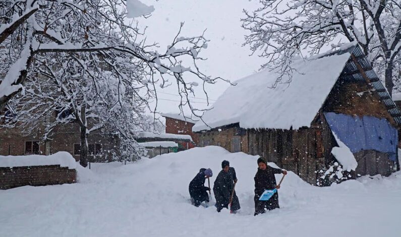 Heavy Snow Drapes Kashmir, disrupts life