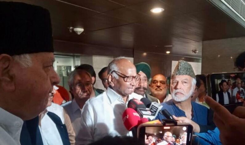 National opposition, J&K leaders submit memorandum to ECI, seek early assembly polls National opposition, J&K leaders submit memorandum to ECI, seek early assembly polls