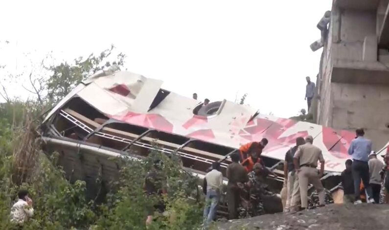10 people killed, 57 others injured in Jammu accident 10 people killed, 57 others injured in Jammu accident