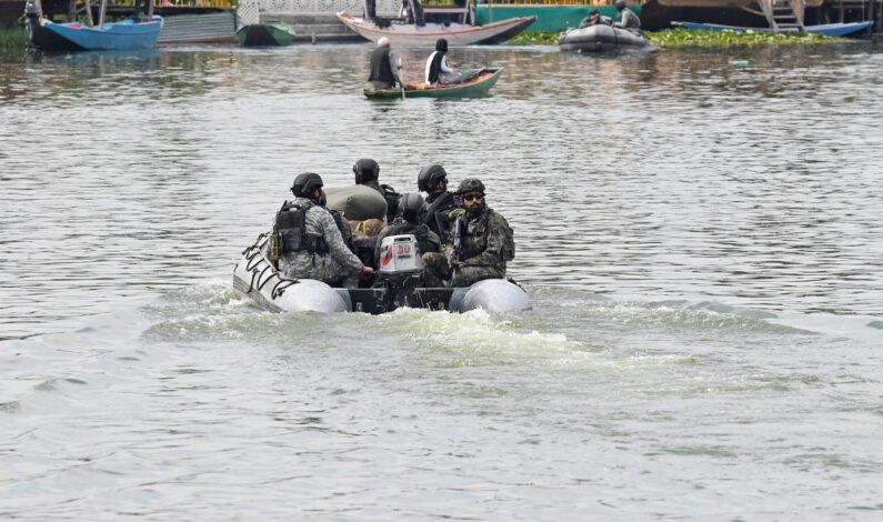 G-20 meeting: Marine Commandos Patrol Dal Lake In Srinagar G-20 meeting: Marine Commandos Patrol Dal Lake In Srinagar