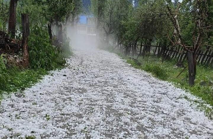 Gusty winds, hail storm wreaks havoc in Kashmir