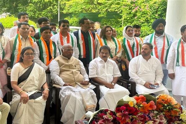Ex-ministers, bureaucrats among 21 leaders from J&K join Congress in New Delhi